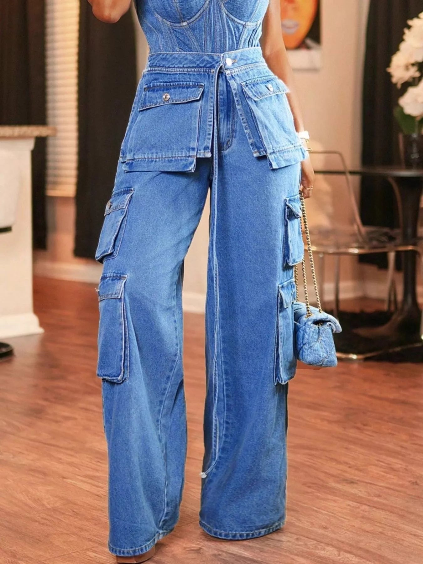 “Women’s wide-leg cargo jeans with button closure, front pockets, and slight stretch—available in sizes S to XL”
