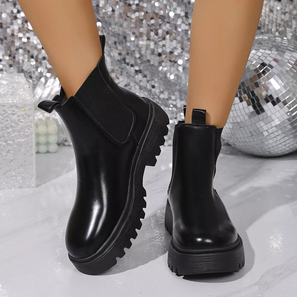 Strut Bodly-Round Toe Platform Boots